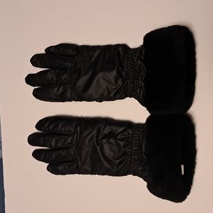 UGG AUSTRALIA BLACK WOMAN'S GLOVES NWOT